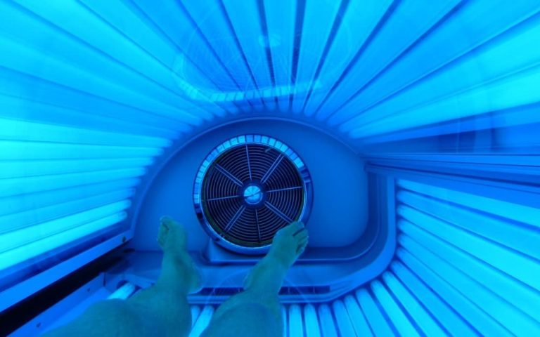 mezczyzna lezacy w solarium