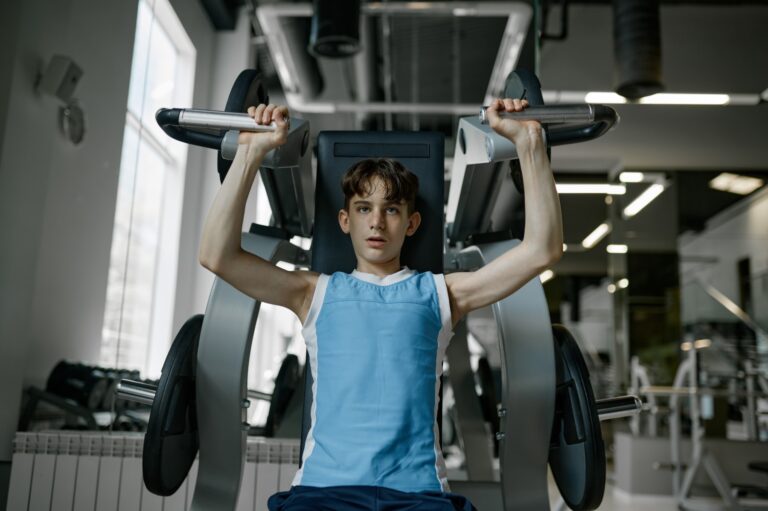 Trening siłowy nastolatka - od jakiego wieku można chodzić na siłownię?